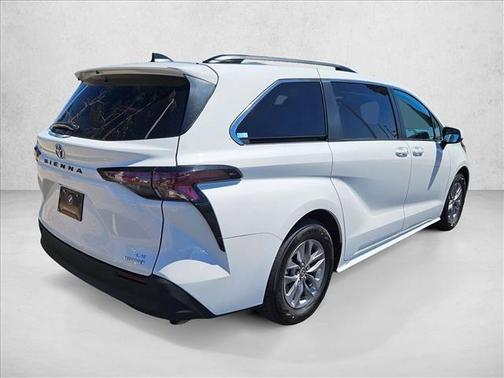 Ice Cap 2024 Toyota Sienna LE
