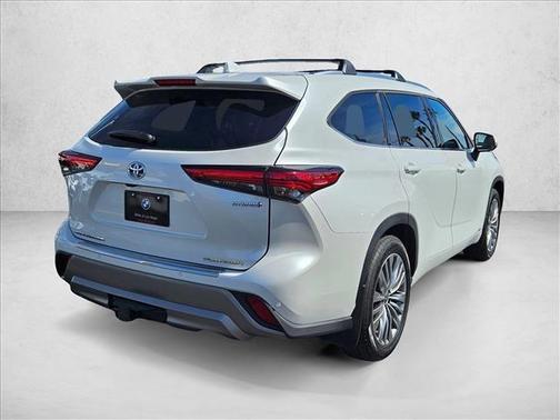 2023 Toyota Highlander Hybrid Platinum