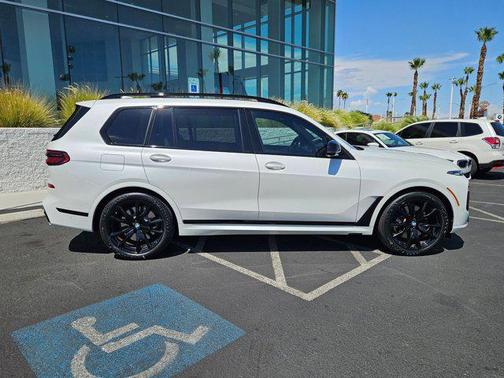 2025 BMW X7 M60i