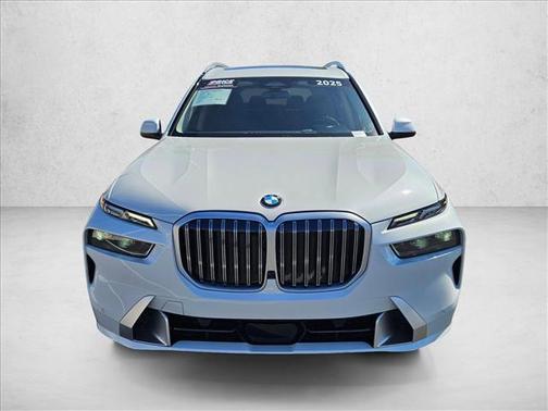 Mineral White Metallic 2025 BMW X7 xDrive40i