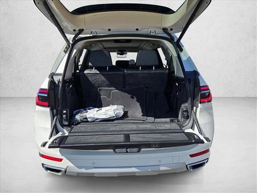 Mineral White Metallic 2025 BMW X7 xDrive40i