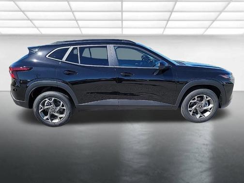 Mosaic Black Metallic 2026 Chevrolet Trax LT
