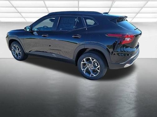 Mosaic Black Metallic 2026 Chevrolet Trax LT
