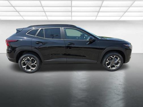 Mosaic Black Metallic 2026 Chevrolet Trax LT