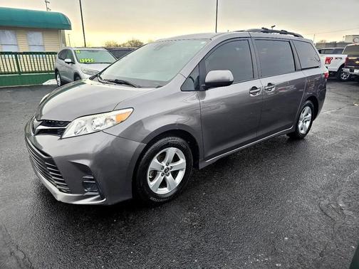 2018 Toyota Sienna LE