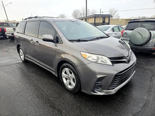 2018 Toyota Sienna LE
