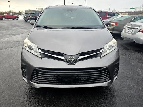 2018 Toyota Sienna LE