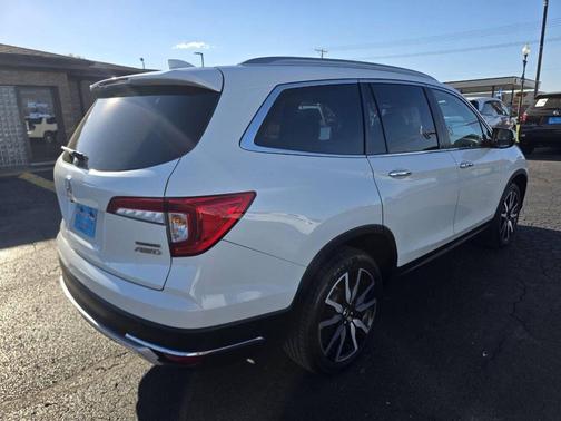 Platinum White Pearl 2022 Honda Pilot Touring 8-Passenger