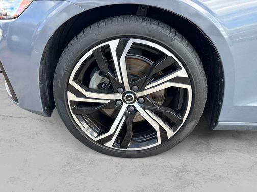 Thunder Gray Metallic 2024 Volvo S60 B5 Plus Dark Theme