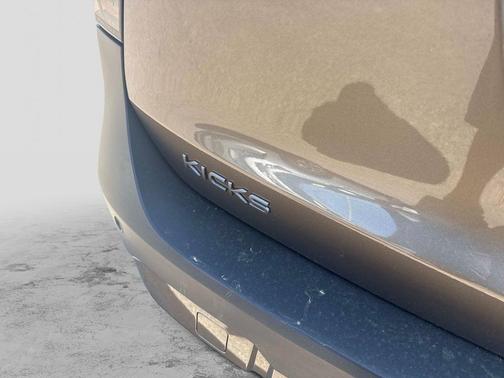 Canyon Bronze M 2025 Nissan Kicks SV