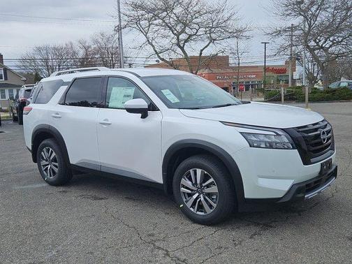 2025 Nissan Pathfinder SL