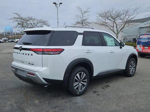 2025 Nissan Pathfinder SL