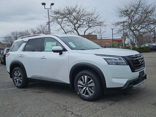 2025 Nissan Pathfinder SL