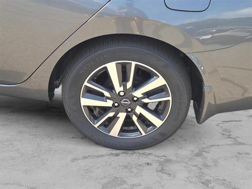 Gun Metallic 2025 Nissan Versa 1.6 SV