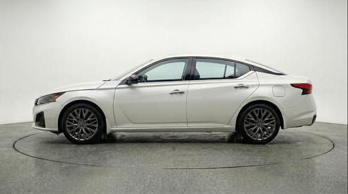 Glacier White 2025 Nissan Altima SV FWD