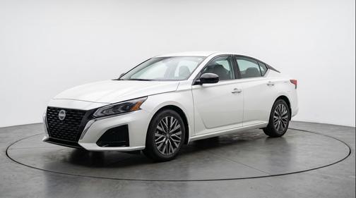 Glacier White 2025 Nissan Altima SV FWD