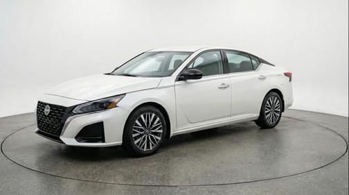 Glacier White 2025 Nissan Altima SV FWD