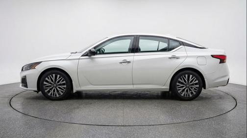 Glacier White 2025 Nissan Altima SV FWD