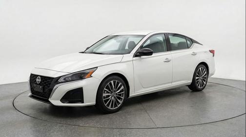 Glacier White 2025 Nissan Altima SV FWD