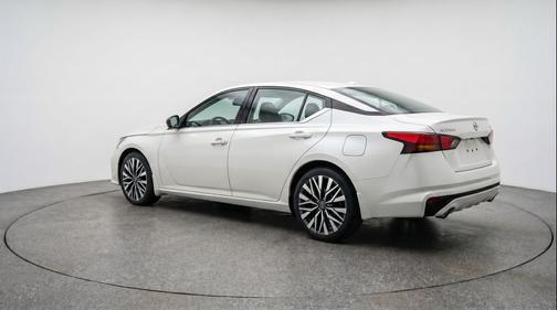Glacier White 2025 Nissan Altima SV FWD