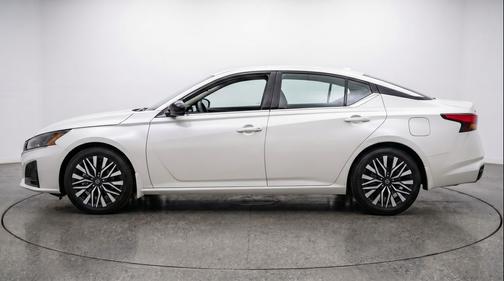 Glacier White 2025 Nissan Altima SV FWD