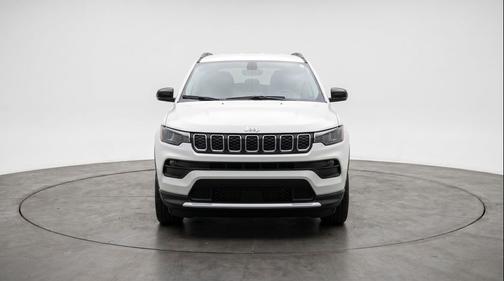 Bright White Clearcoat 2025 Jeep Compass Latitude