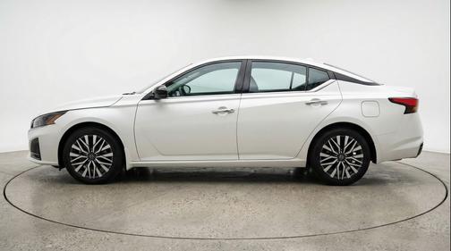 Glacier White 2025 Nissan Altima SV FWD