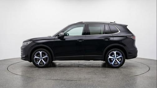 deep black pearl 2026 Volkswagen Tiguan 2.0T SE