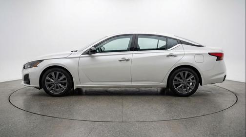 Glacier White 2025 Nissan Altima SV FWD