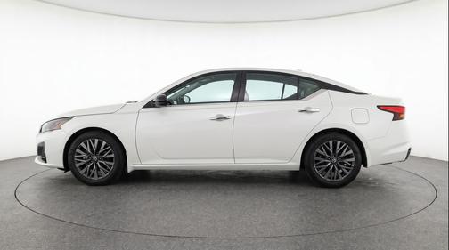 Glacier White 2025 Nissan Altima SV FWD