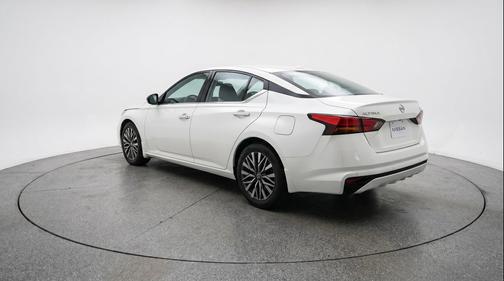 Glacier White 2025 Nissan Altima SV FWD