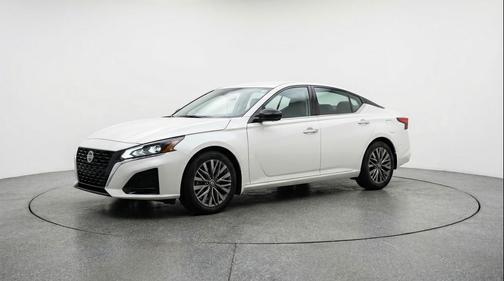 Glacier White 2025 Nissan Altima SV FWD