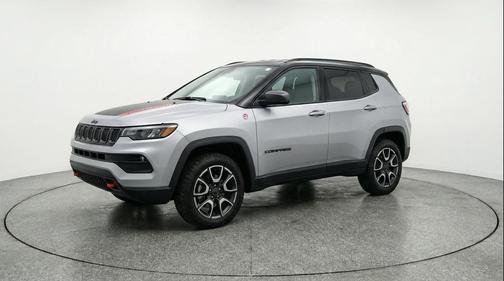 Silver Zynith Metallic Clearcoat 2025 Jeep Compass Trailhawk