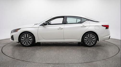 Glacier White 2025 Nissan Altima SV FWD
