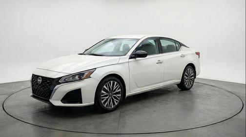 Glacier White 2025 Nissan Altima SV FWD