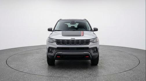 Silver Zynith Metallic Clearcoat 2025 Jeep Compass Trailhawk
