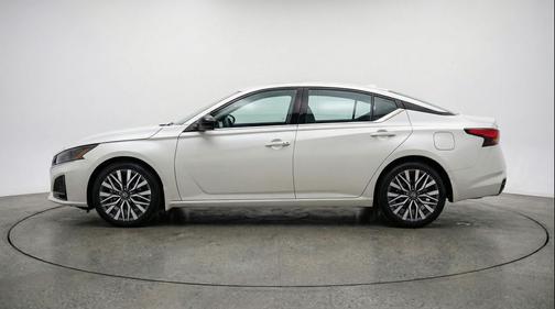 Glacier White 2025 Nissan Altima SV FWD
