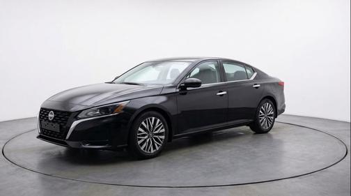 Super Black 2025 Nissan Altima SV FWD
