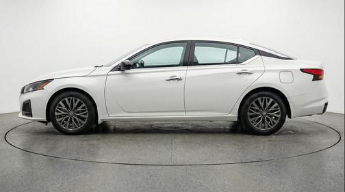 Glacier White 2025 Nissan Altima SV FWD