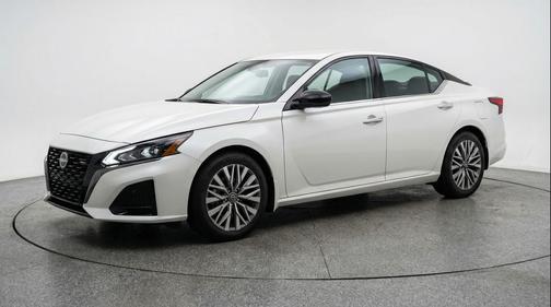 Glacier White 2025 Nissan Altima SV FWD