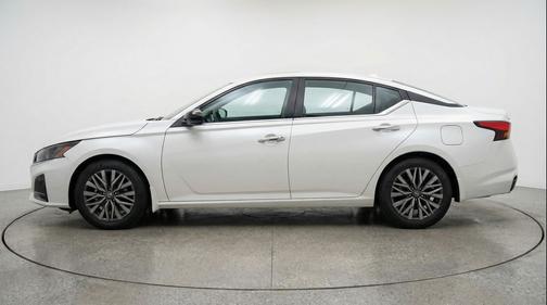 Glacier White 2025 Nissan Altima SV FWD