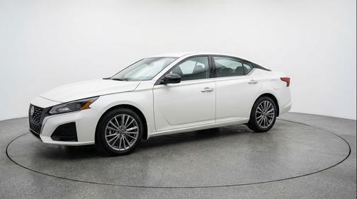 Glacier White 2025 Nissan Altima SV FWD