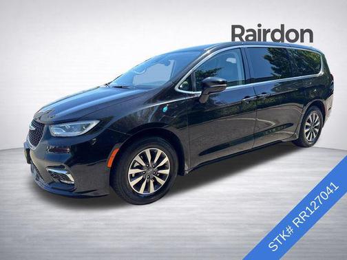 Diamond Black Crystal Pearlcoat 2024 Chrysler Pacifica Hybrid Select