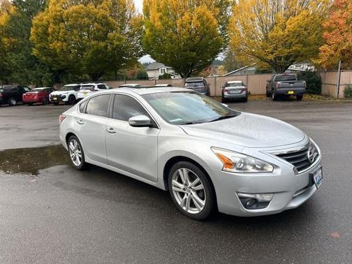 Brilliant Silver 2015 Nissan Altima 3.5 SL