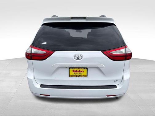 2018 Toyota Sienna LE