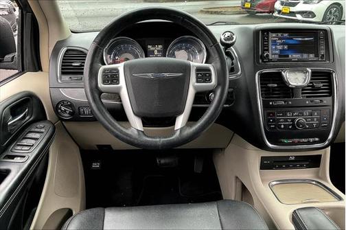 2016 Chrysler Town & Country Touring-L