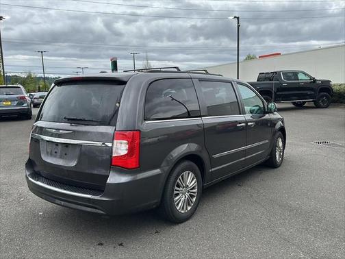 2016 Chrysler Town & Country Touring-L