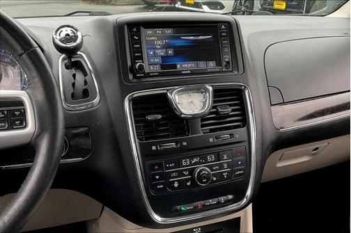 2016 Chrysler Town & Country Touring-L