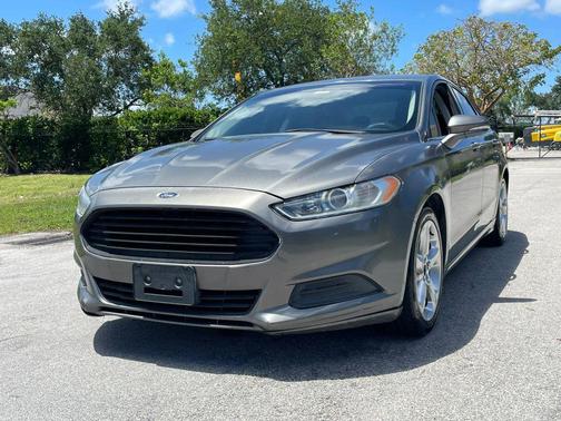Gray 2014 Ford Fusion SE