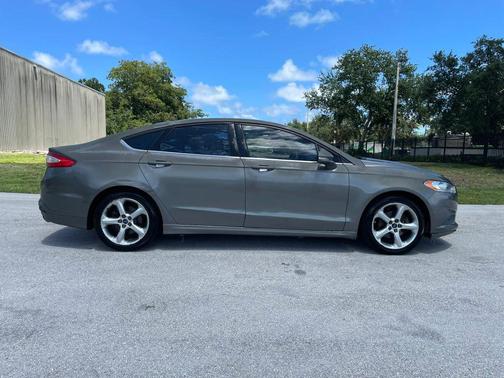 Gray 2014 Ford Fusion SE